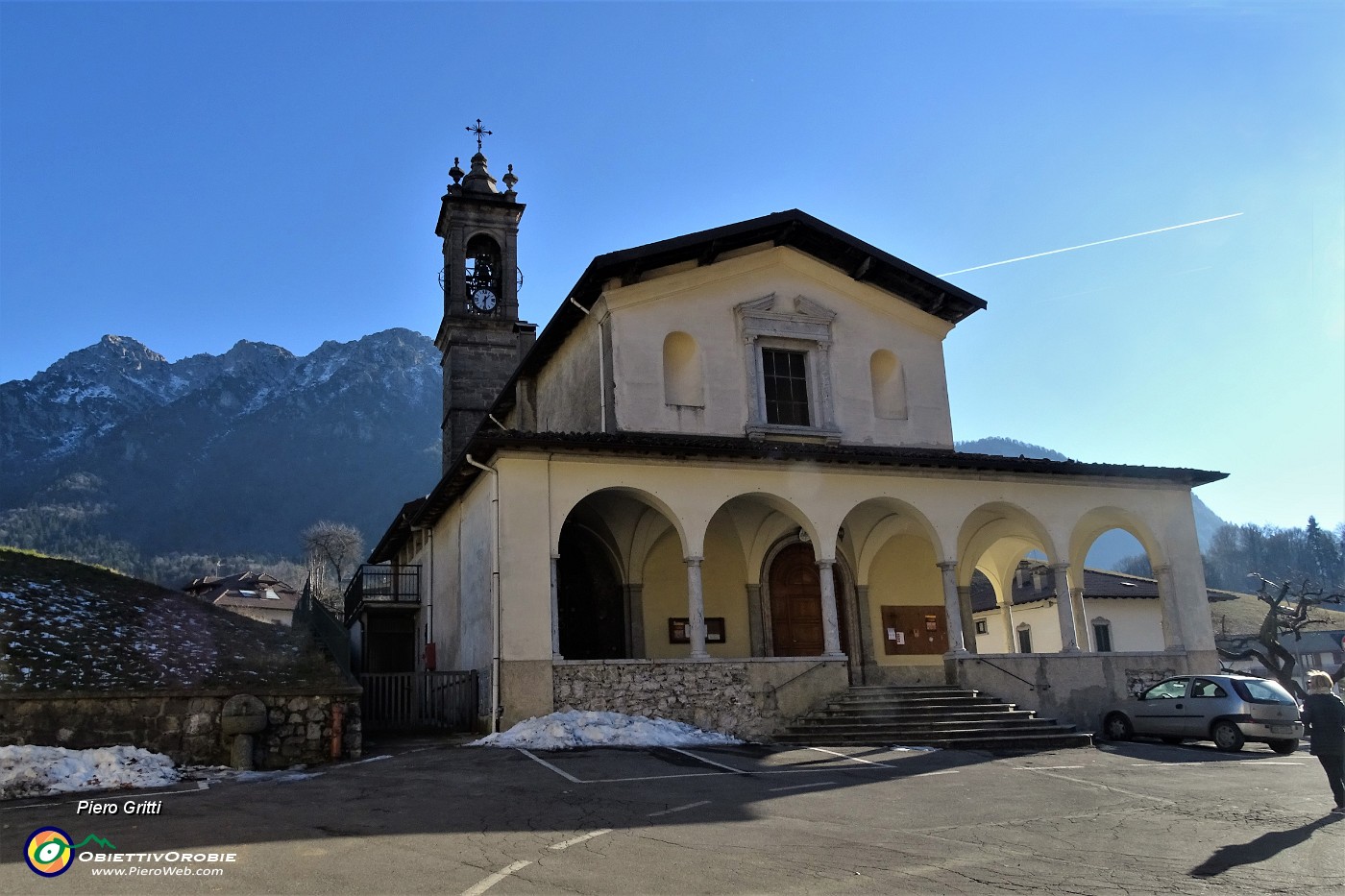 17 La chiesa di S. Gottardo di Valpiana con vista in Alben.JPG -                                